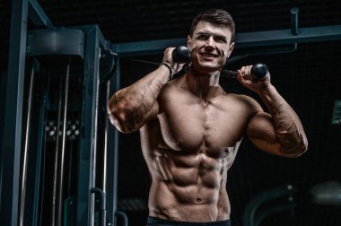 Yakışıklı model genç adam eğitim abs spor salonunda