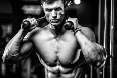 Spor salonunda eğitim çekici model genç adam