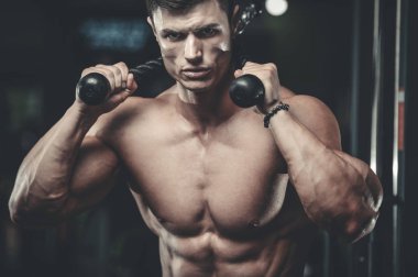 Spor salonunda eğitim çekici model genç adam