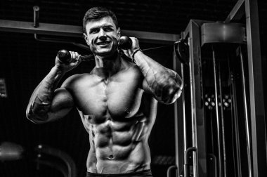 Yakışıklı model genç adam eğitim abs spor salonunda