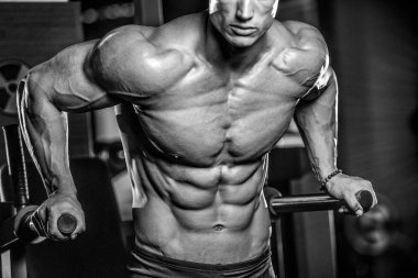 Spor salonunda egzersiz acımasız beyaz vücut geliştirmeci