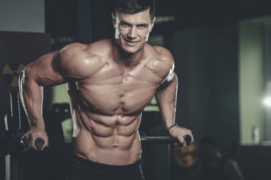 Spor salonunda eğitim çekici model genç adam