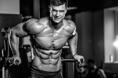 Spor salonunda eğitim çekici model genç adam