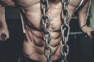 Acımasız beyaz vücut geliştirmeci eğitim sandık içinde jimnastik salonu