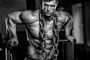 Acımasız beyaz vücut geliştirmeci eğitim sandık içinde jimnastik salonu