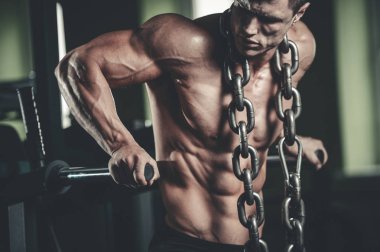 Acımasız beyaz vücut geliştirmeci eğitim sandık içinde jimnastik salonu