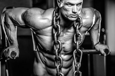 Spor salonunda eğitim çekici model genç adam