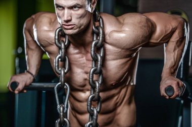 Spor salonunda egzersiz acımasız beyaz vücut geliştirmeci