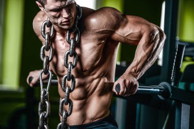 Acımasız beyaz vücut geliştirmeci eğitim sandık içinde jimnastik salonu