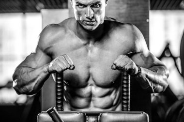 Yakışıklı model genç adam spor salonunda poz