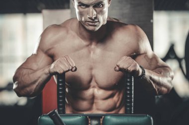 Yakışıklı model genç adam spor salonunda poz