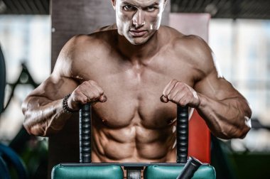 Yakışıklı model genç adam spor salonunda poz