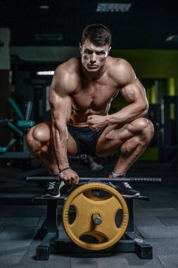 Spor salonunda egzersiz acımasız beyaz vücut geliştirmeci