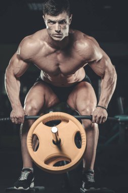 Spor salonunda yakışıklı bir genç adam antrenmanı.