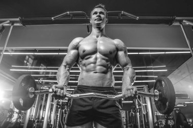 Spor salonunda eğitim çekici model genç adam