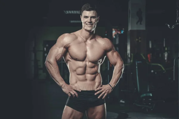 Atractivo modelo joven entrenamiento en el gimnasio — Foto de Stock