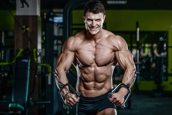 Modelo atraente jovem treinamento em ginásio — Fotografia de Stock