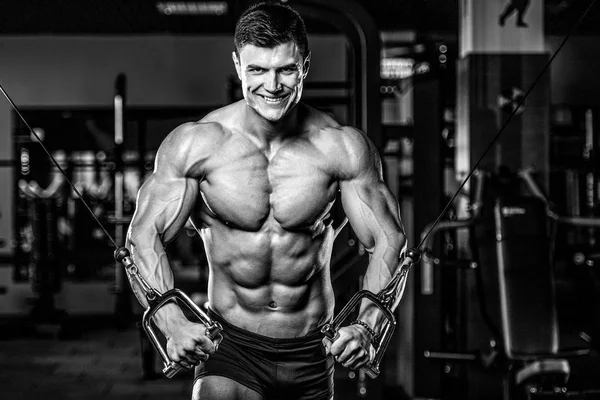 Spor salonunda eğitim çekici model genç adam