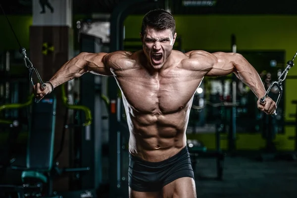 Acımasız beyaz vücut geliştirmeci eğitim sandık içinde jimnastik salonu