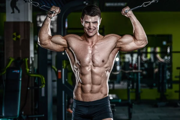 Spor salonunda eğitim çekici model genç adam