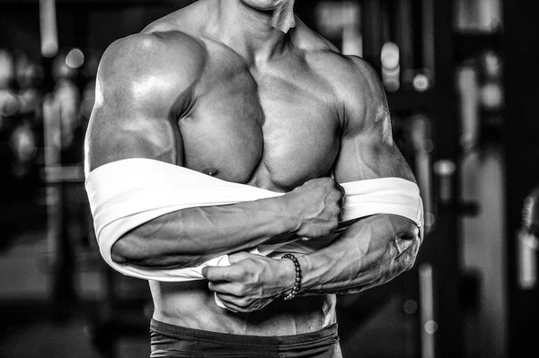 Atractivo modelo joven entrenamiento en el gimnasio — Foto de Stock