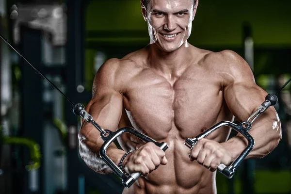 Atrakcyjny model młody człowiek trening w siłowni — Zdjęcie stockowe
