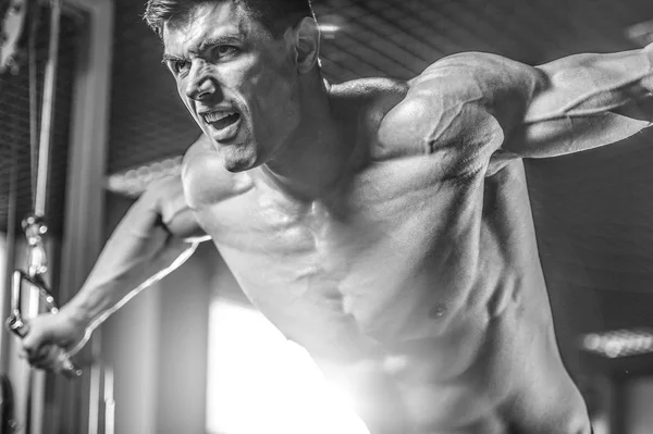 Brutal caucasiano fisiculturista peito de treinamento no ginásio — Fotografia de Stock