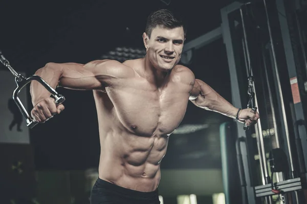 Brutaler kaukasischer Bodybuilder trainiert Brust im Fitnessstudio — Stockfoto