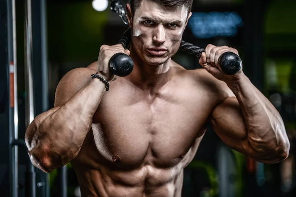 Atractivo modelo joven entrenamiento en el gimnasio — Foto de Stock