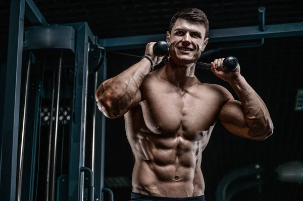 Guapo modelo joven hombre entrenamiento abs en gimnasio — Foto de Stock