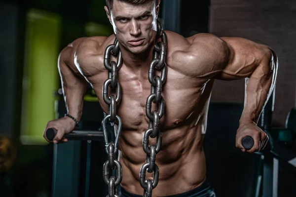 Acımasız beyaz vücut geliştirmeci eğitim sandık içinde jimnastik salonu