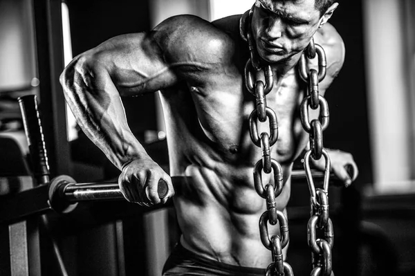 Acımasız beyaz vücut geliştirmeci eğitim sandık içinde jimnastik salonu