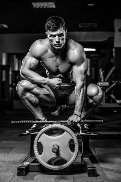 Brutale Kaukasische bodybuilder trainen in de sportschool — Stockfoto
