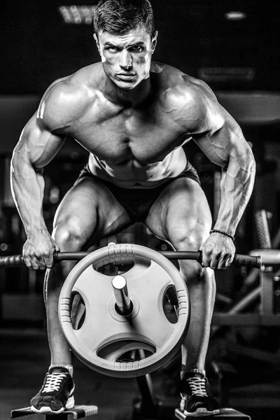 Spor salonunda yakışıklı bir genç adam antrenmanı.