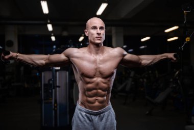 D ile kasları kadar pompalama acımasız güçlü vücut geliştirmeci atletik erkek