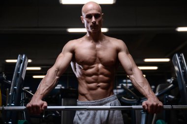 D ile kasları kadar pompalama acımasız güçlü vücut geliştirmeci atletik erkek