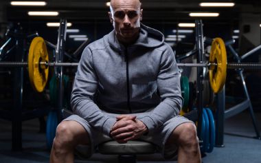 D ile kasları kadar pompalama acımasız güçlü vücut geliştirmeci atletik erkek