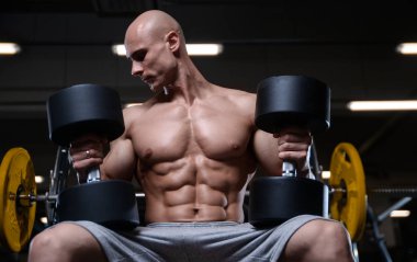 D ile kasları kadar pompalama acımasız güçlü vücut geliştirmeci atletik erkek