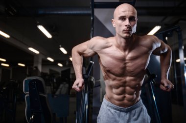 D ile kasları kadar pompalama acımasız güçlü vücut geliştirmeci atletik erkek