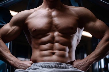 D ile kasları kadar pompalama acımasız güçlü vücut geliştirmeci atletik erkek