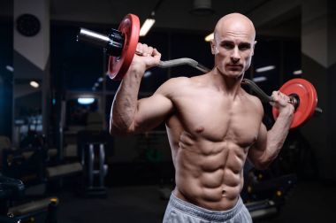 D ile kasları kadar pompalama acımasız güçlü vücut geliştirmeci atletik erkek