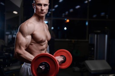 D ile kasları kadar pompalama acımasız güçlü vücut geliştirmeci atletik erkek