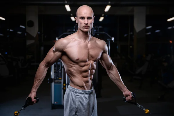 D ile kasları kadar pompalama acımasız güçlü vücut geliştirmeci atletik erkek — Stok fotoğraf