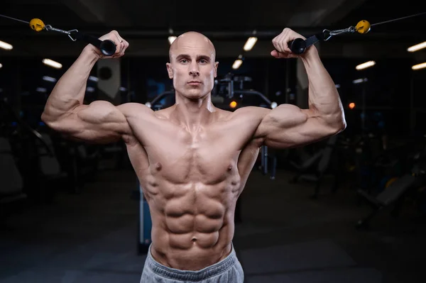 Brutale sterke bodybuilder atletische mannen oppompen van spieren met d — Stockfoto