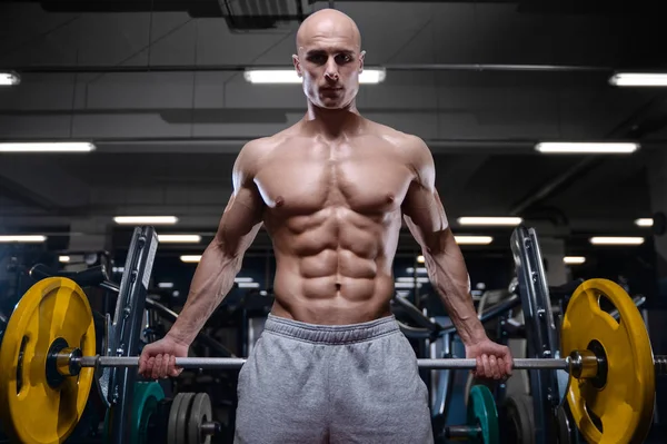 Brutale sterke bodybuilder atletische mannen oppompen van spieren met d — Stockfoto