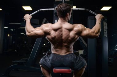 D ile kasları kadar pompalama acımasız güçlü vücut geliştirmeci atletik erkek