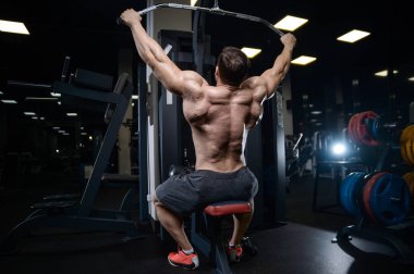 D ile kasları kadar pompalama acımasız güçlü vücut geliştirmeci atletik erkek