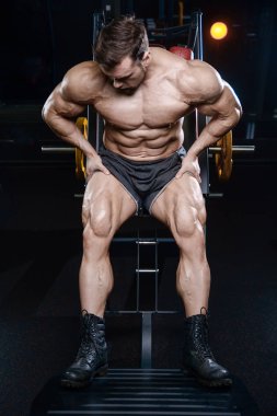 D ile kasları kadar pompalama acımasız güçlü vücut geliştirmeci atletik erkek