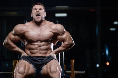 D ile kasları kadar pompalama acımasız güçlü vücut geliştirmeci atletik erkek