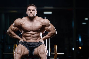 D ile kasları kadar pompalama acımasız güçlü vücut geliştirmeci atletik erkek